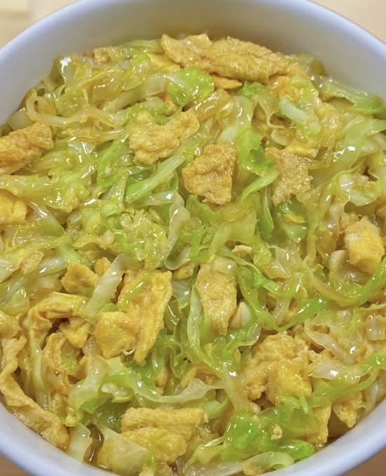 Chou sauté aux œufs / Stir-fried Cabbage with Eggs 包菜炒鸡蛋
